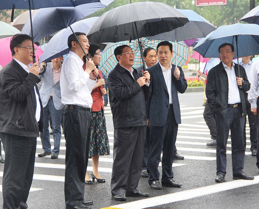 中央政治局常委、國務院總理李強（時任浙江省委副書記、省長）調研耀廈集團承建的西湖大道提升改造工程